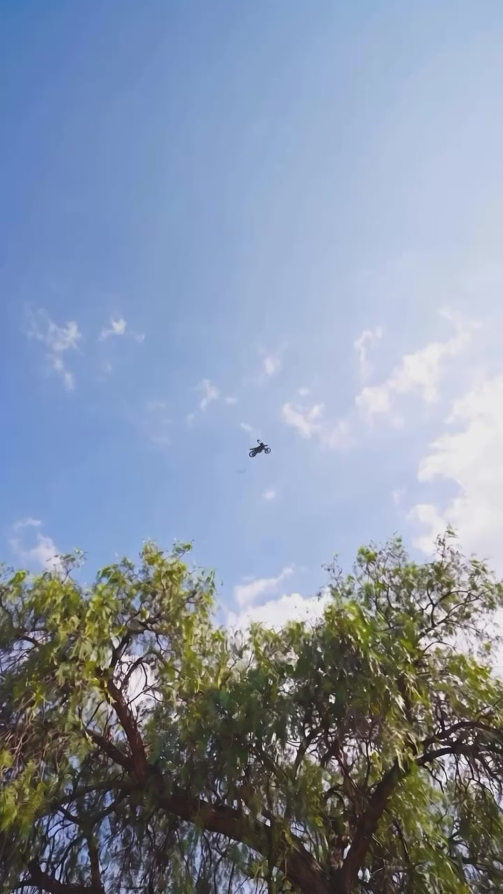 Load video: VICTRIP®R7 4000W Electric Dirt Bike For Teens &amp; Adults